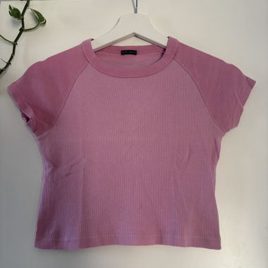 Pink ribbed short-sleeve shirt