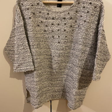 Maglione con borchie e maniche 3/4