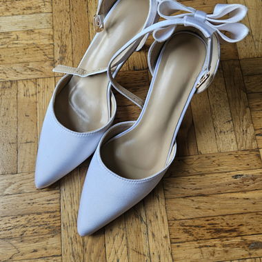 Weiße Pumps mit Riemchen