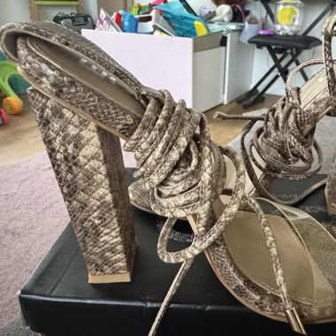 Chaussures à talon neuf porté une seule fois 