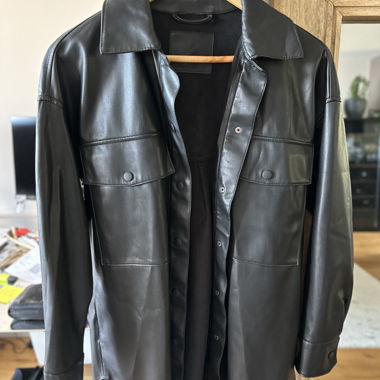 Schwarze Jacke mit Lederoptik 