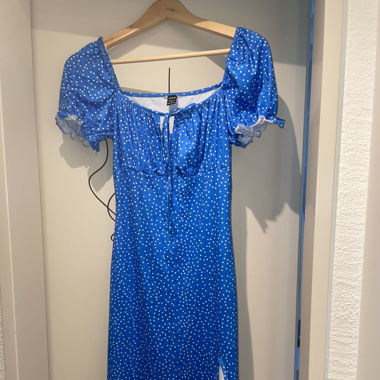 Blaues geblümtes Sommerkleid