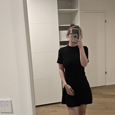 Schwarzes Kleid mit kurzen Ärmeln