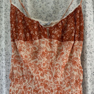 Top floreale con spalline sottili
