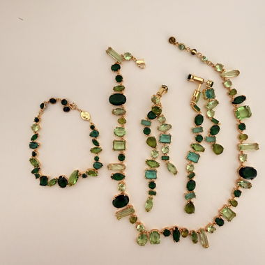 Grüne Schmuckset mit Steinen