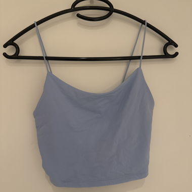 Haut court bleu clair
