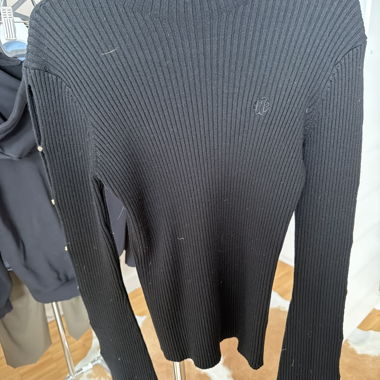 Pull en maille côtelée noire