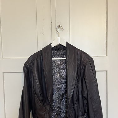 dunkelviolette Lederjacke 