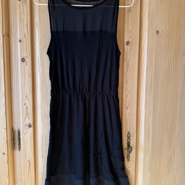 Schwarzes Kleid