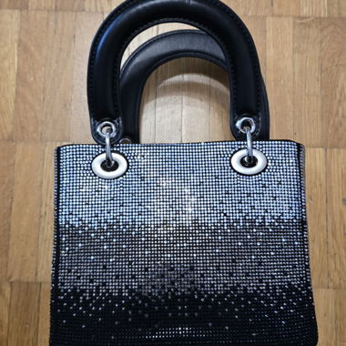 Borsa a tracolla nera con catena