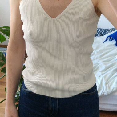 Top in maglia a coste con scollo a V