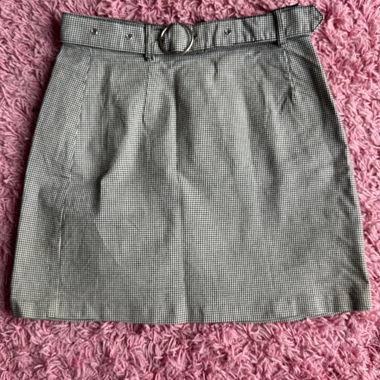 Mini-jupe à carreaux avec ceinture