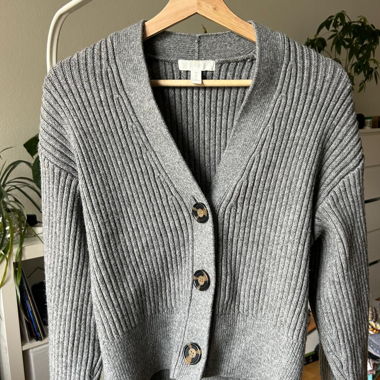 Grauer Pullover