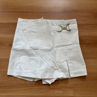 Skort blanc avec broderie papillon