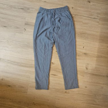 Graue Stoffhose