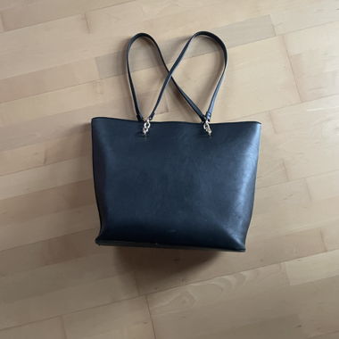 Schwarze Handtasche 