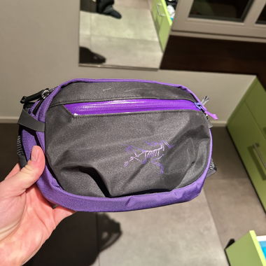 Schwarze Bauchtasche mit lila Details