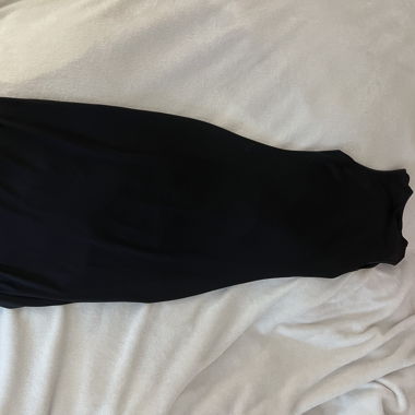 Lange schwarze ärmellose Robe