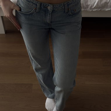 Weekday Arrow Low Jeans
