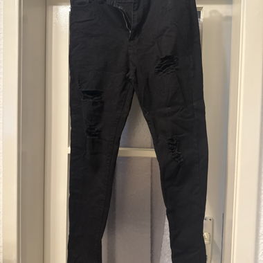 Schwarze Jeans mit Rissen
