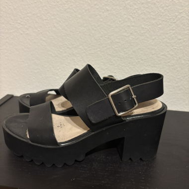 Schwarze Plateausandalen