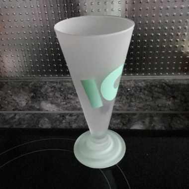 Weisses Trink-Glas auf Fuss