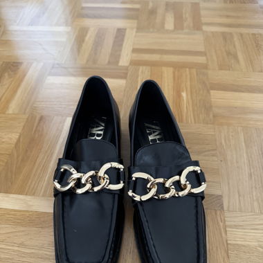 Zara Loafer mot Goldkette