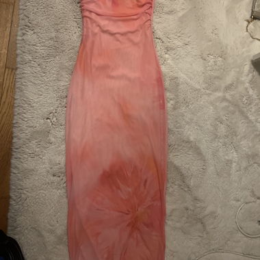 Abito lungo rosa con dei fiori 