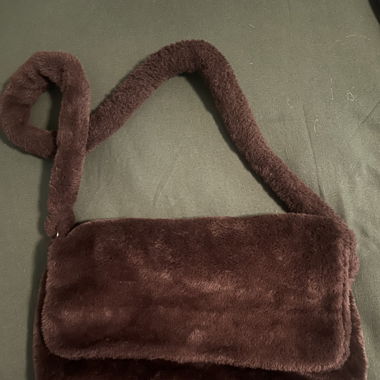 Braune flauschige Tasche