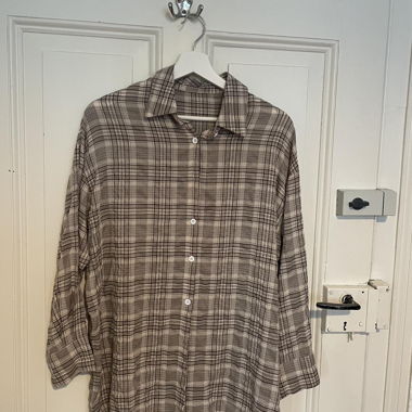 camicia nera / brunastro