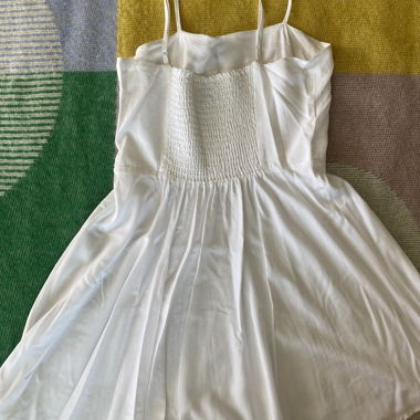 Robe blanche à bretelles