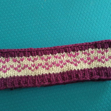 Cappellino lavorato a maglia lilla/rosa