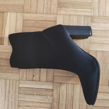 Stivaletto nero con tacco