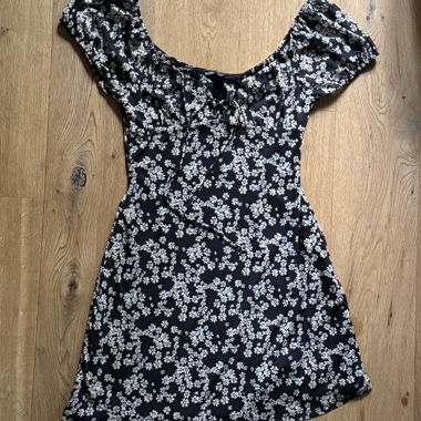 Robe à motif floral noir