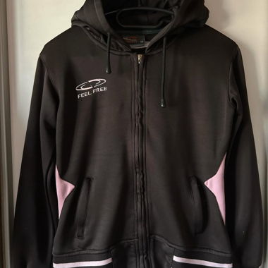 Veste à capuche FEEL FREE noire et rose