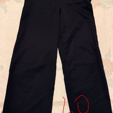 Schwarze Hosen mit weitem Bein