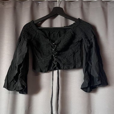 Blusa corta nera con allacciatura