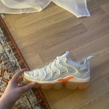 NIKE AIR VAPORMAX PLUS / white-orange