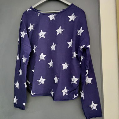 Felpa blu con stelle bianche