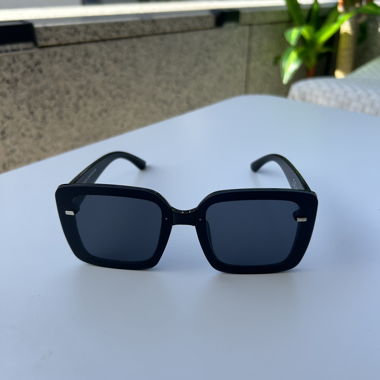Black oversized sunglasses