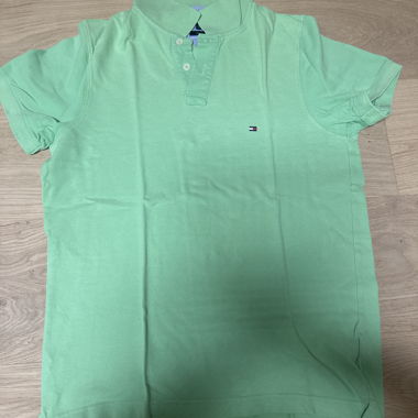 grünes Polo-Shirt 