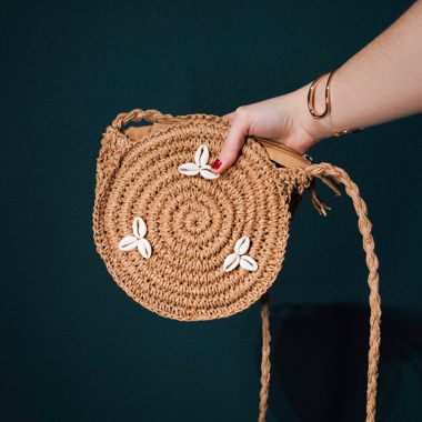 Round Straw Bag with Shell Decoration