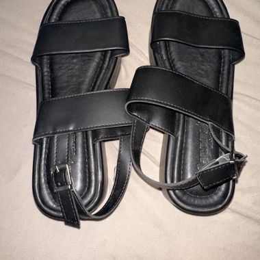Schwarze Sandalen mit Riemen