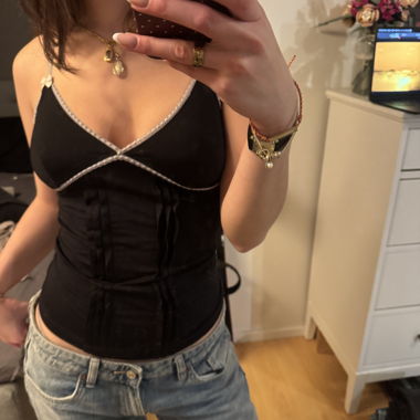 schwarzes Top