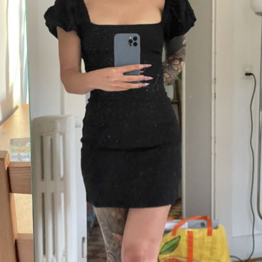 Schwarzes Kleid mit offenem Rücken