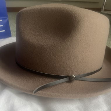 Australia hat / hut / brown / cowboy