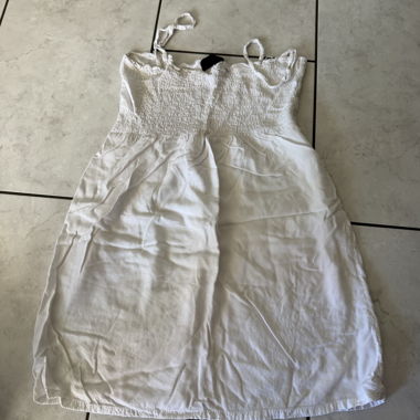 Weisses Smock-Kleid