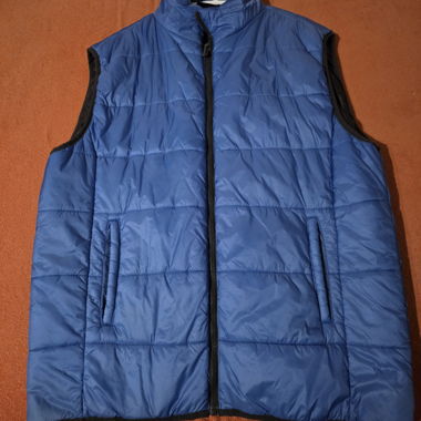 Blaue gesteppte Weste