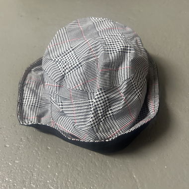 Casquette à visière à carreaux / chapeau de pluie