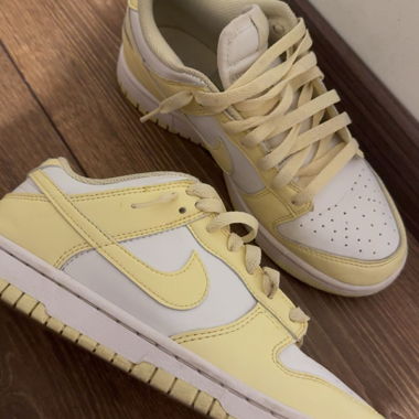 Sneakers Nike gialle e bianche